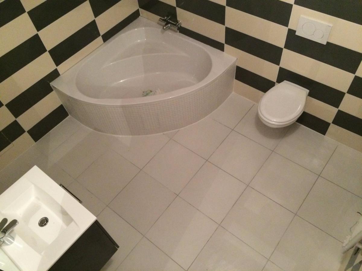 Salle de bain avec baignoire, WC et vasque à Chagny